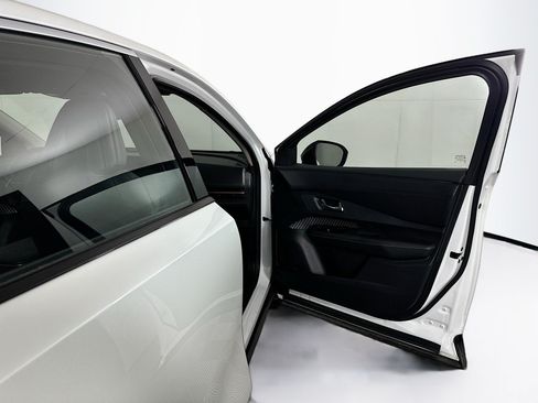 Used 2024 Nissan Ariya FWD image 33