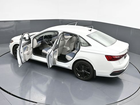 Used 2025 Volkswagen Jetta SE w/ Black Wheel Package image 40