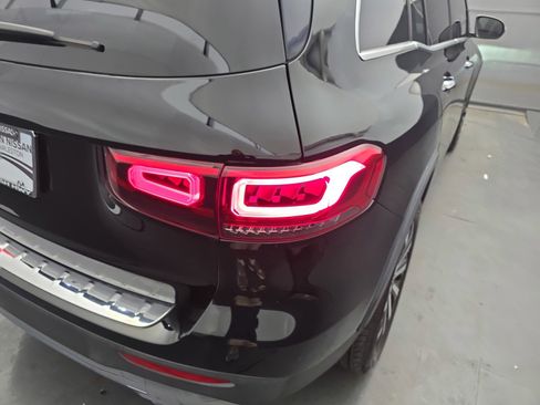 Used 2021 Mercedes-Benz GLB 250 w/ Premium Package image 15