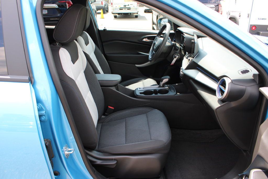 Certified 2025 Chevrolet Trax LS FWD image 39