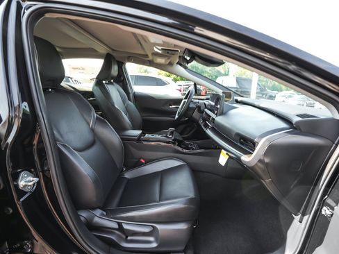 Used 2025 Toyota Prius AWD image 37