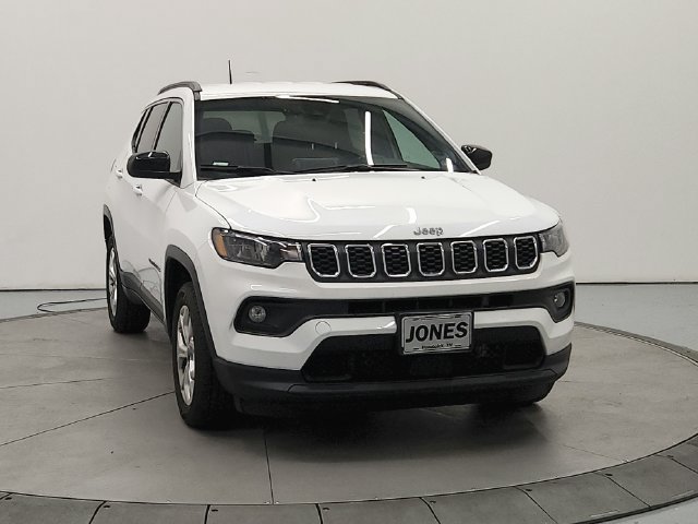 Used 2025 Jeep Compass Latitude AWD/4WD image 3