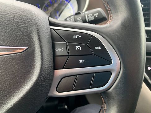 Used 2018 Chrysler Pacifica Touring-L FWD image 13