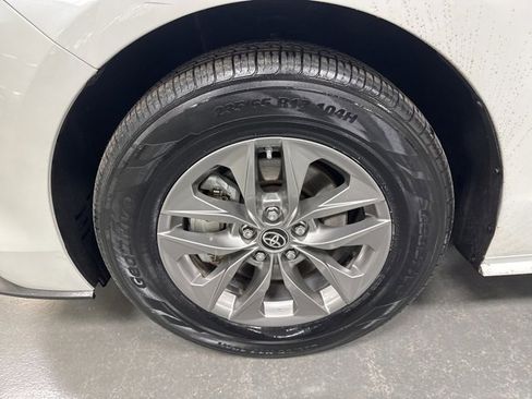 Used 2024 Toyota Sienna XLE image 38