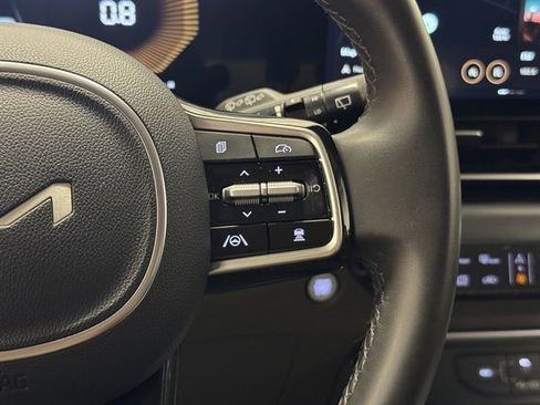 Used 2025 Kia Carnival image 28