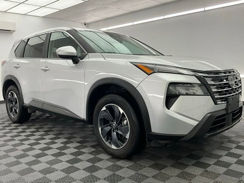 Used 2025 Nissan Rogue SV AWD/4WD image 3