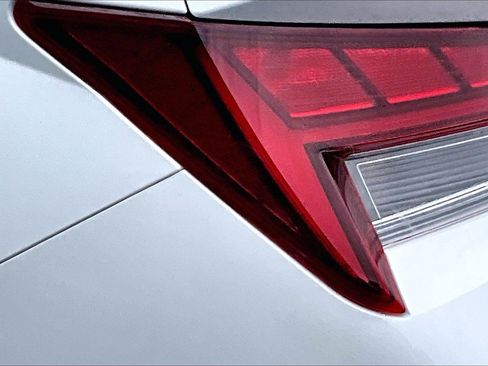 Used 2025 Hyundai Elantra Hybrid FWD image 30