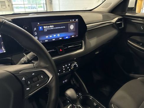 Used 2024 Chevrolet TrailBlazer LT w/ LT Cold Weather Package FWD image 22