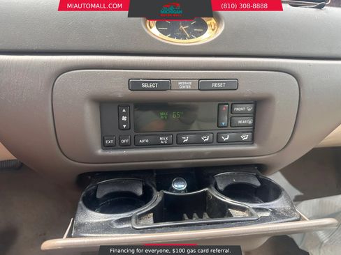 Used 1999 Lincoln Town Car Cartier RWD image 18