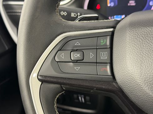 Used 2023 Jeep Grand Cherokee Laredo AWD/4WD image 15