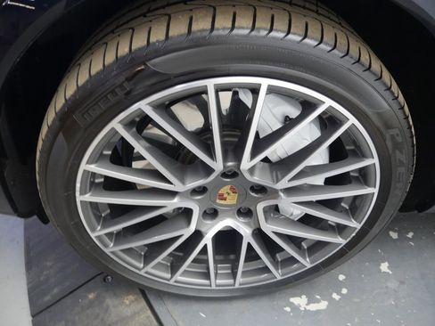 Certified 2023 Porsche Cayenne Turbo AWD/4WD image 13