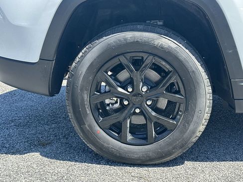 Used 2025 Jeep Grand Cherokee Altitude RWD image 18