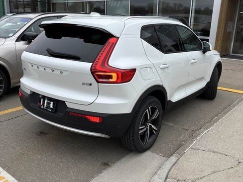 Used 2023 Volvo XC40 B5 Core w/ Convenience Package image 4