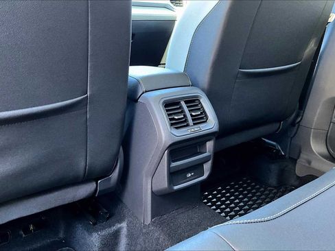 New 2025 Volkswagen Taos SE FWD image 18