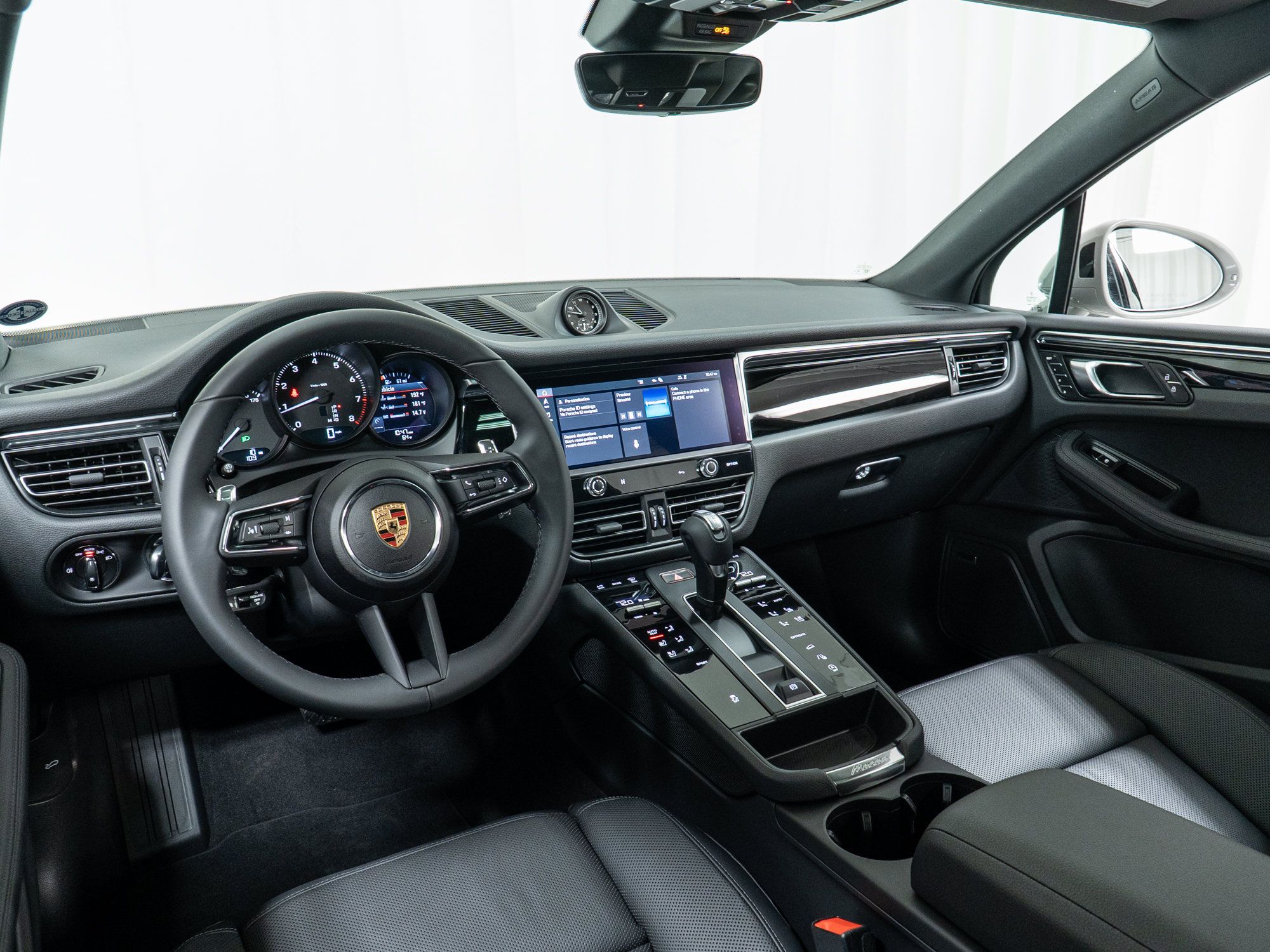 Certified 2025 Porsche Macan AWD/4WD image 20