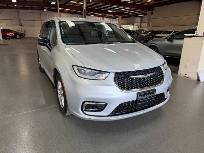 Used 2024 Chrysler Pacifica Touring-L FWD image 8