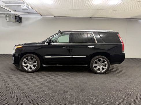 Used 2017 Cadillac Escalade Luxury AWD/4WD image 2