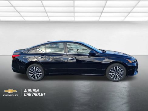 Used 2025 Nissan Altima 2.5 SV FWD image 2