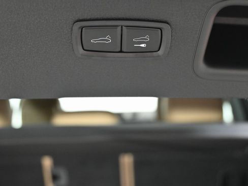 Certified 2025 Porsche Macan image 22