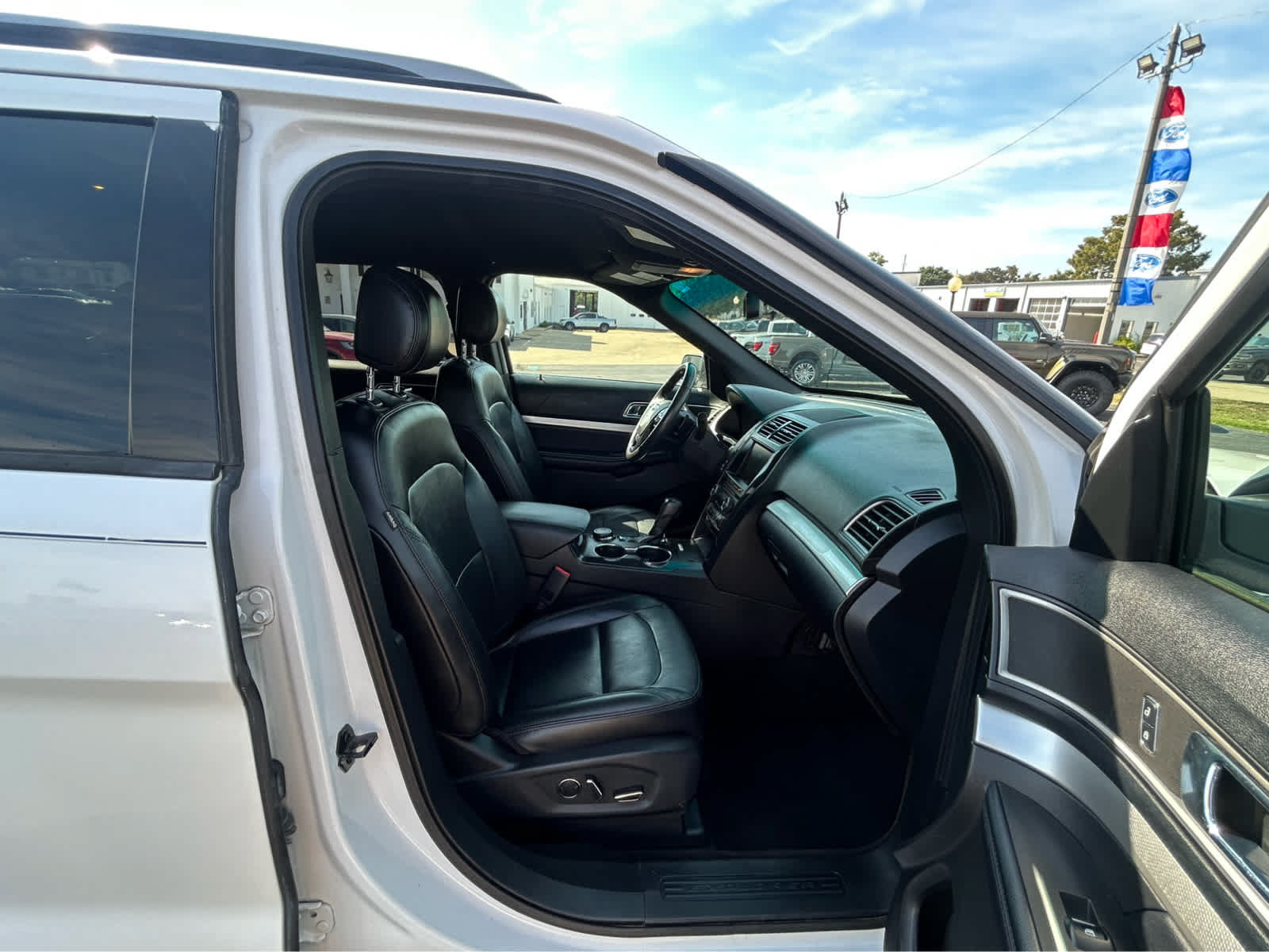 Used 2016 Ford Explorer XLT w/ Equipment Group 202A AWD/4WD image 15