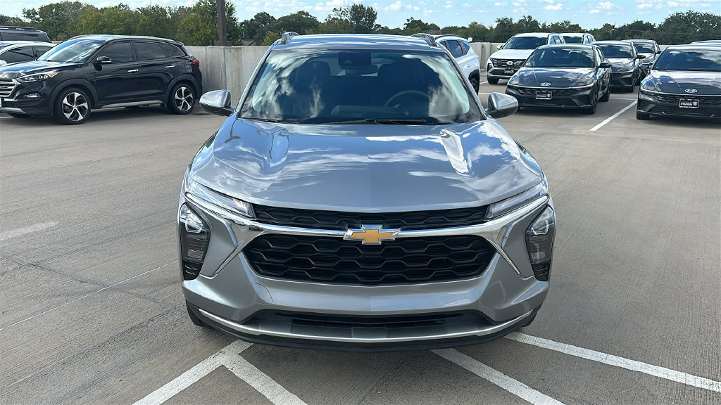 Used 2025 Chevrolet Trax LT FWD image 7