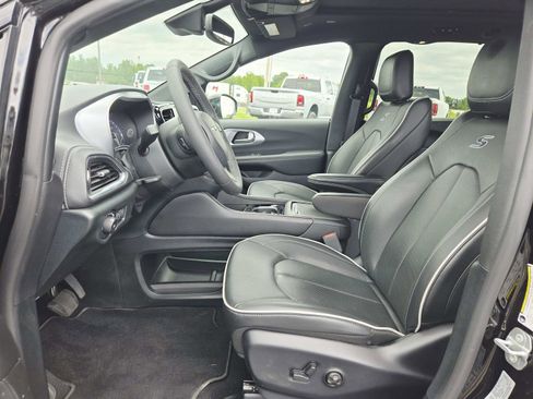 Used 2025 Chrysler Pacifica Limited FWD image 13