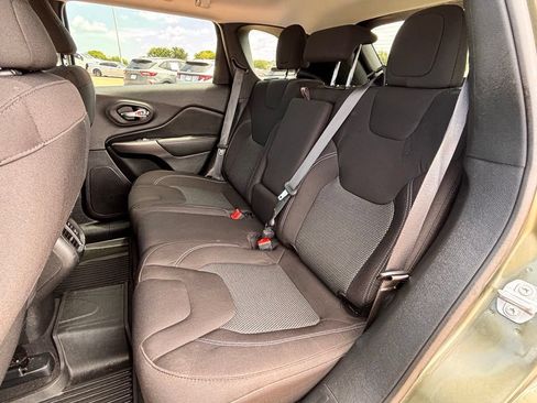 Used 2021 Jeep Cherokee Latitude w/ Mopar Interior Package AWD/4WD image 25