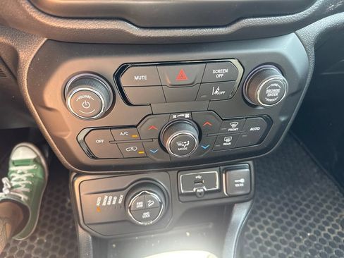 Used 2023 Jeep Renegade Trailhawk w/ Trailhawk Elite Group AWD/4WD image 16