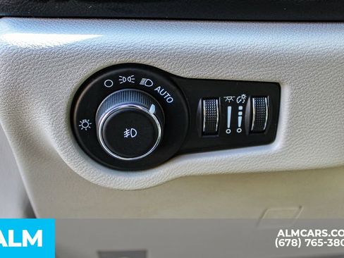 Used 2023 Chrysler Pacifica Touring-L image 34