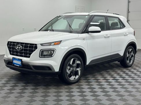 Used 2025 Hyundai Venue SEL FWD image 2