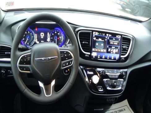 Certified 2025 Chrysler Pacifica Select image 12