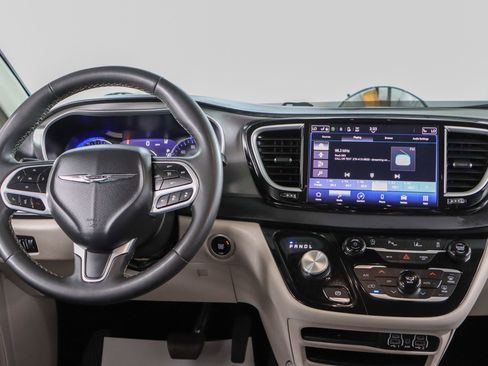 Used 2023 Chrysler Pacifica Touring-L FWD image 17