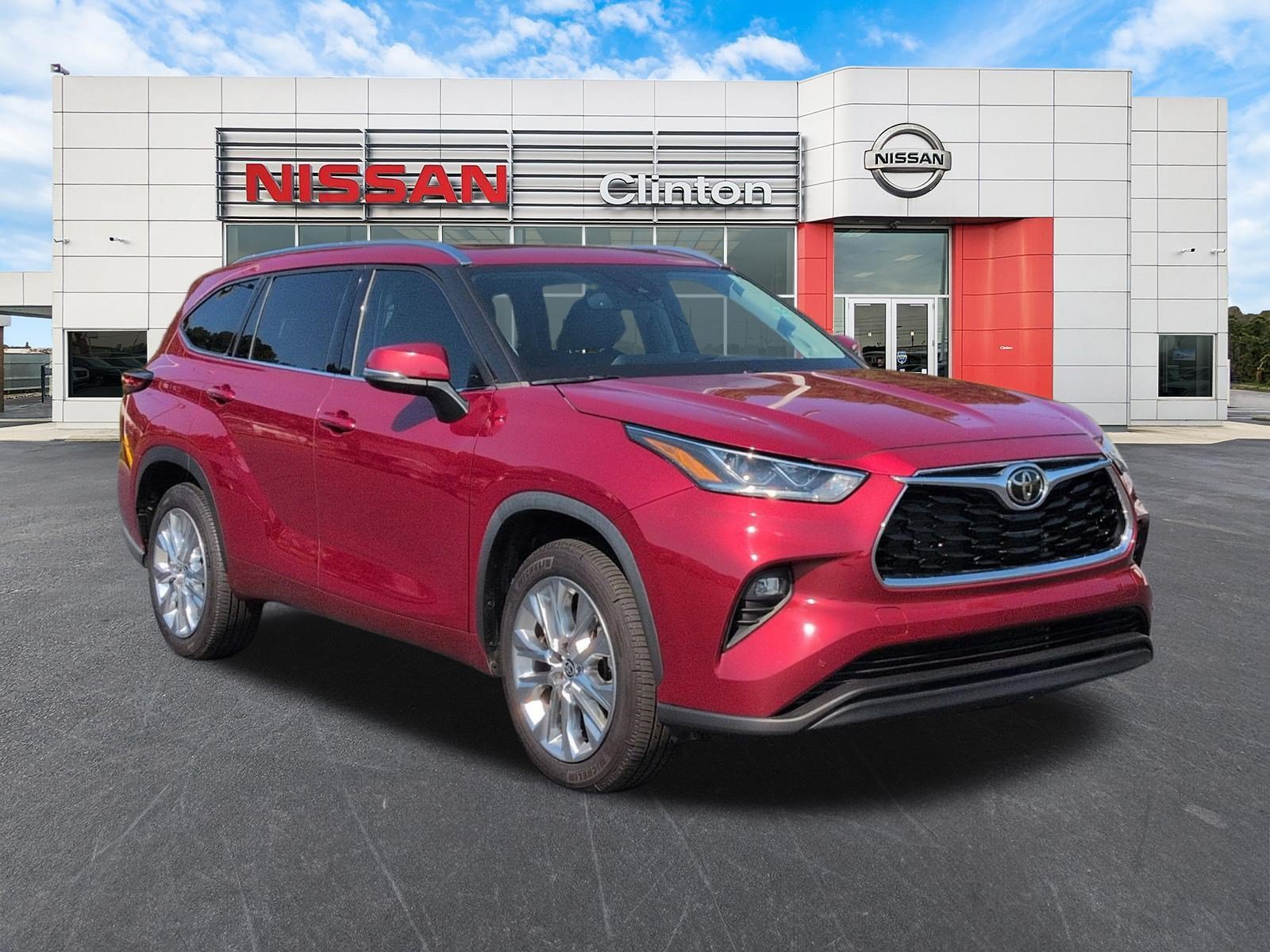 Used 2023 Toyota Highlander Limited FWD image 1
