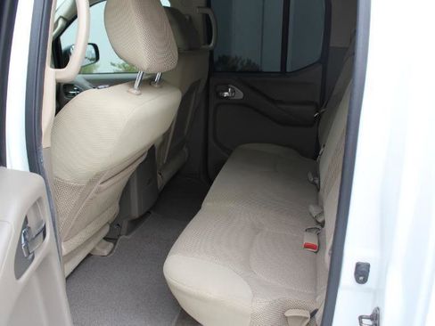 Used 2014 Nissan Frontier SV image 11