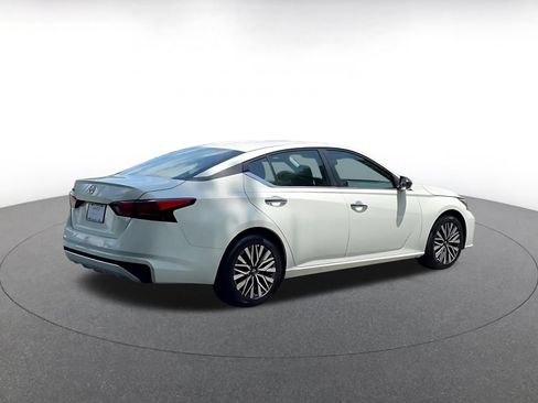 Used 2025 Nissan Altima 2.5 SV FWD image 9