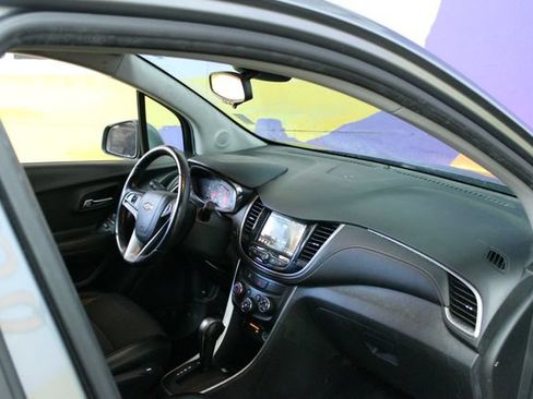 Used 2019 Chevrolet Trax LT w/ LT Convenience Package FWD image 10