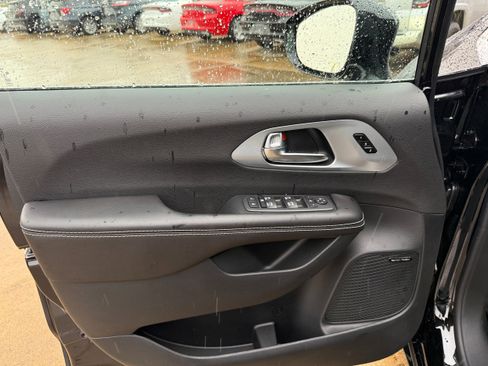 New 2026 Chrysler Pacifica Limited w/ Uconnect Theater Family Group image 6