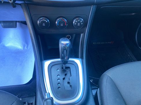 Used 2013 Dodge Avenger SE image 16