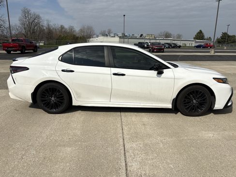 Used 2021 Toyota Camry SE image 3