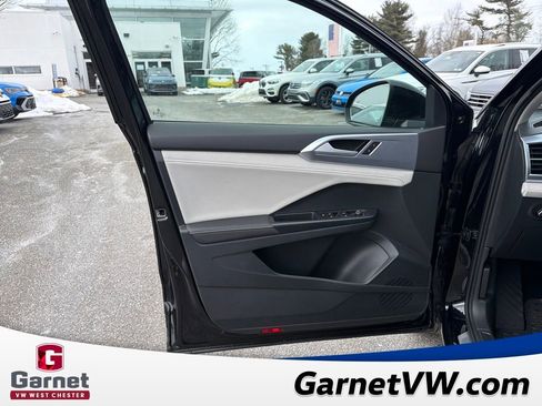 Certified 2025 Volkswagen Taos SE image 11