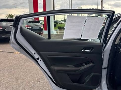 Certified 2025 Nissan Altima 2.5 SR FWD image 12