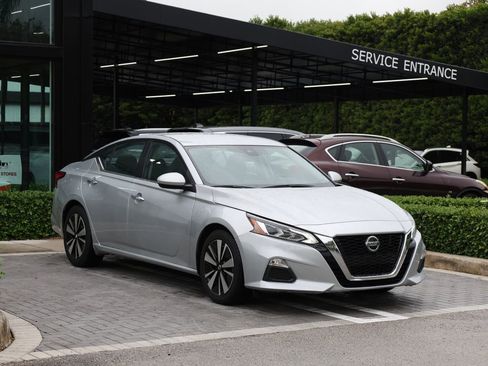 Used 2022 Nissan Altima 2.5 SV image 2