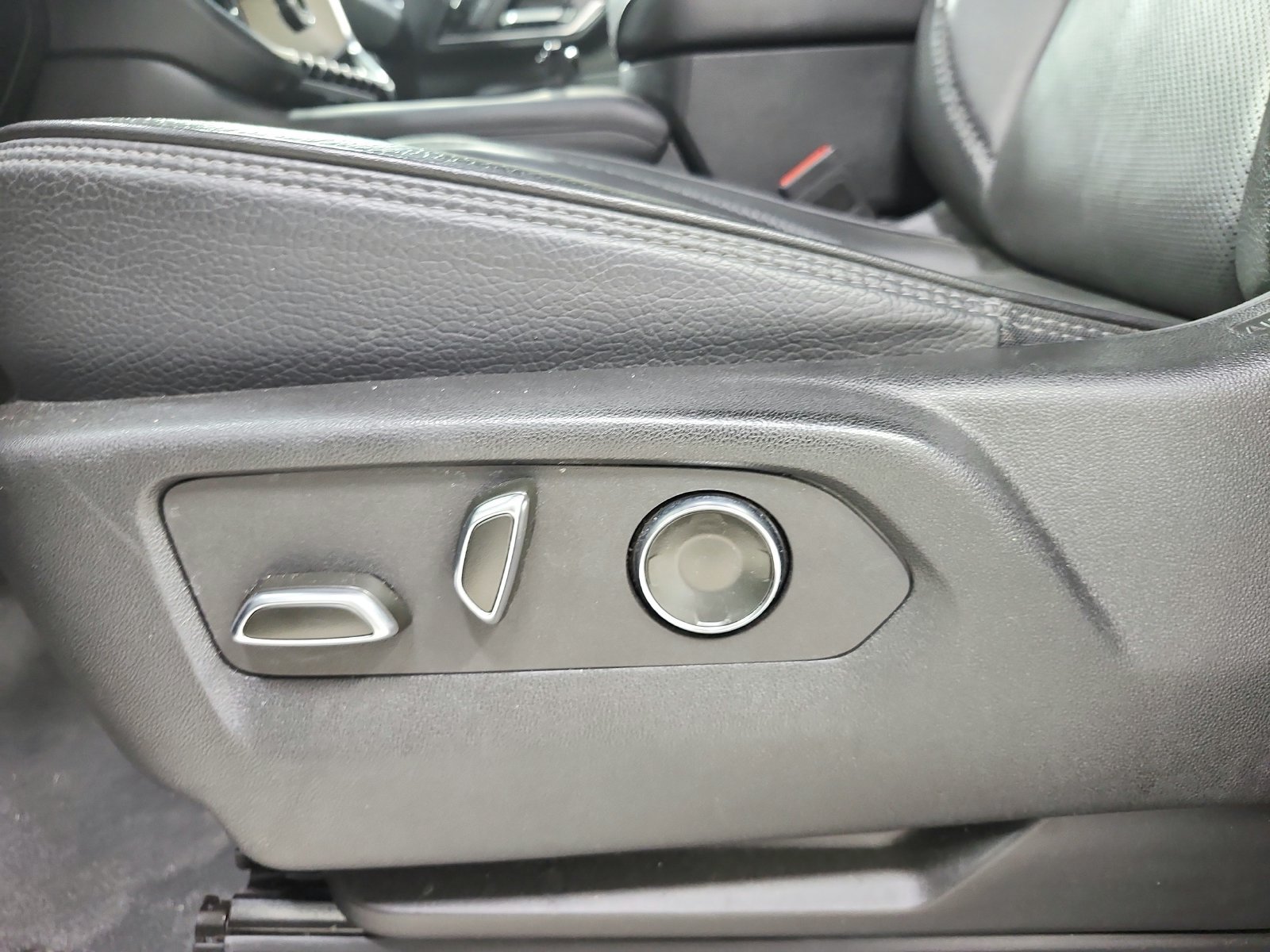 Used 2025 GMC Yukon Denali RWD image 11