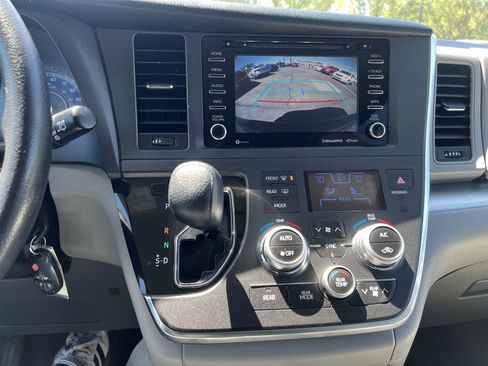 Used 2018 Toyota Sienna LE w/ Carpet Mat Package FWD image 20
