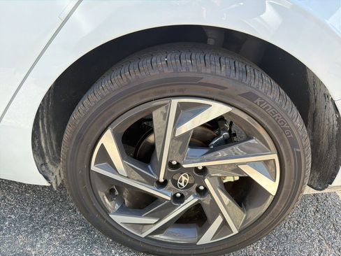 Used 2025 Hyundai Elantra SEL FWD image 15