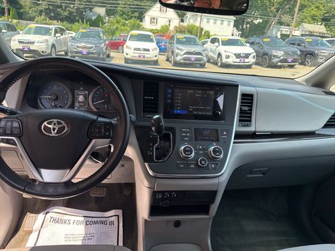 Used 2016 Toyota Sienna XLE FWD image 24