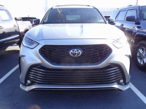 Used 2023 Toyota Highlander XSE image 2