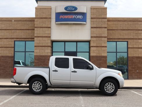 Used 2014 Nissan Frontier SV w/ SV Value Truck Package AWD/4WD image 5