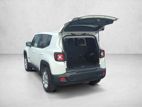 Used 2023 Jeep Renegade Latitude image 10