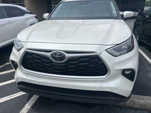 Used 2020 Toyota Highlander XLE FWD image 2
